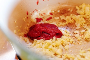 цибулю з томатною пастою