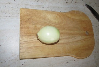 Відчищаємо від лушпиння лук