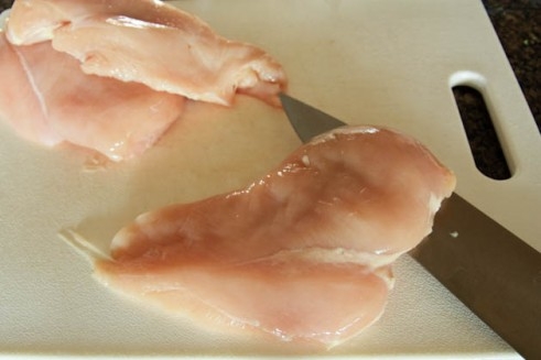 розрізаємо курячі грудки