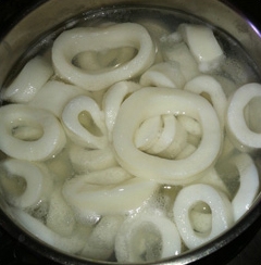 відварюємо кільця кальмара