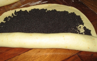 закручуємо рулет з маком