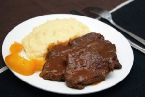 Тушкована яловичина