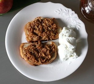Солодкі грінки з тертим яблуком і корицею