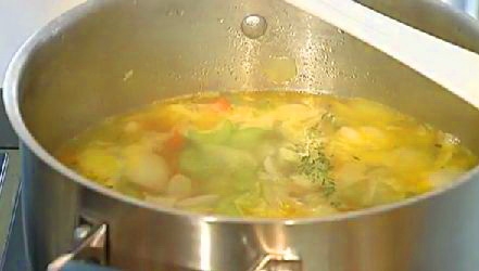 заливаємо бульйоном