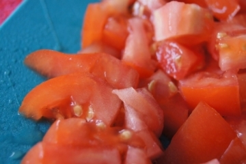 нарізаємо помідори