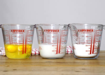 мірні склянки з продуктами