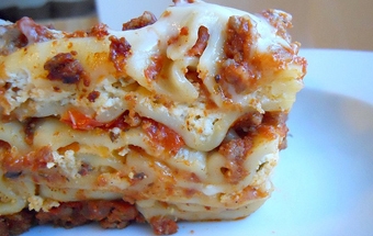 шматочок лазаньї з фаршем