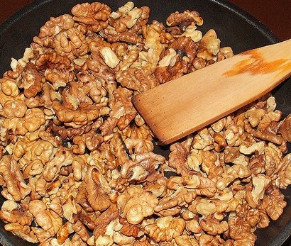 підсмажуємо горіхи