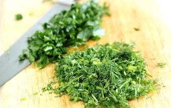 дрібно рубаємо зелень