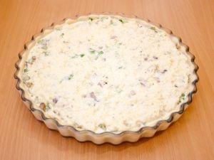 готовий для запікання пиріг з грибами і брокколі