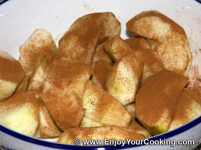 посипаємо яблучні шматочки корицею