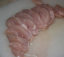 Миємо й ріжемо куряче філе