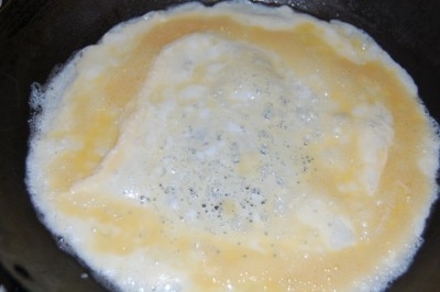 Обсмажуємо яєчко з обох сторін