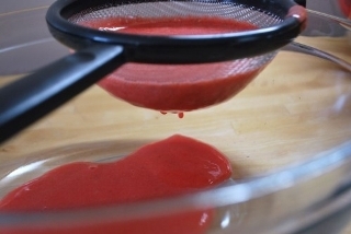 проціджуємо полуницю