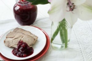 Брусничний соус для свинини