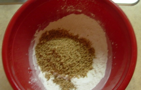 додаємо борошно і подрібнені горіхи