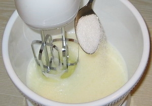 Збиваємо інгредієнти для білкової маси бісквіта