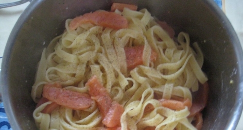 змішуємо пасту з сьомгою