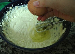 додаємо в суміш залишилися компоненти начинки