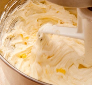 додаємо в вершково-цукрову суміш ананас