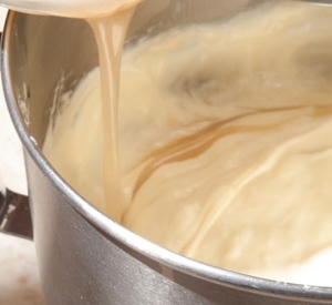 вливаємо желатинову суміш у вершково-цукрову масу