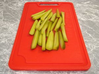 Розрізані мариновані огірки