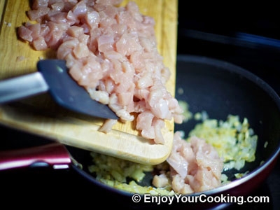 додаємо в сковороду шматочки м'яса