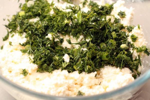 додаємо подрібнену зелень сир