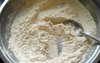 просіваємо борошно з сіллю і розпушувачем