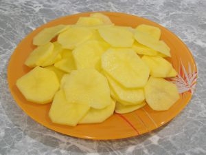 Ріжемо картоплю тонкими скибочками