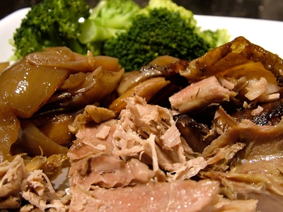 шматочки баранячої ноги запеченої у фользі