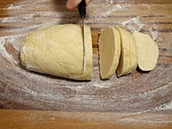 ділимо тісто на рівні частини