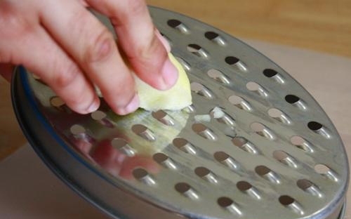 натираємо яблуко на терці