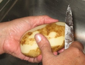 чистимо картоплю