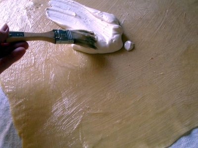 обмазуємо сметаною і маслом млинець