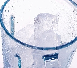 лід в блендері подрібнюємо