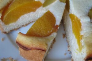 Пиріг з персиками і сиром