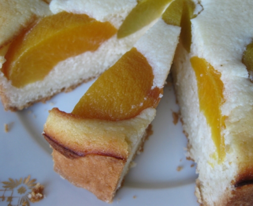 пиріг з персиками і сиром