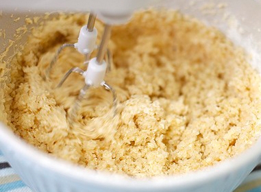 додаємо в суміш подрібнений мигдаль