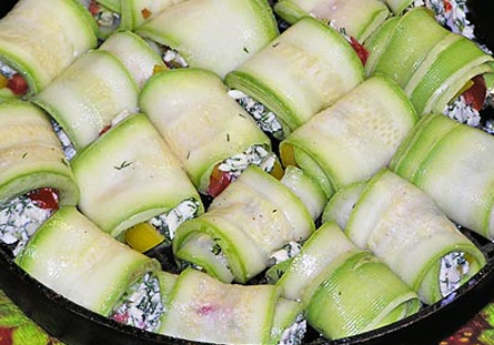 рулетики Викладаємо в ємність для випічки