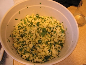 перемішуємо сир з зеленню