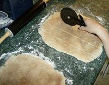 корж розрізаємо на смужки