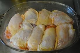 викладаємо шматочки курки в форму для запікання