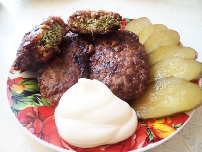 тарілка з зразами , огірками і сметаною