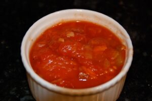 Пісна томатна заправка з цибулею для салатів