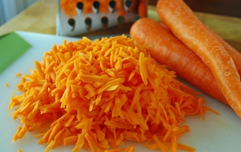 моркву натираємо на тертку