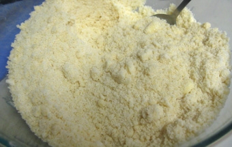 перетираємо борошно з цукром і вершковим маслом