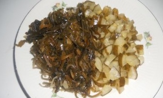 Огірки і морська капуста