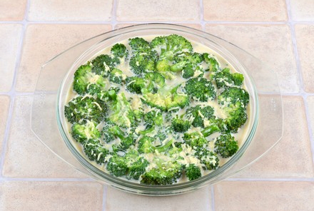 Заливаємо сумішшю брокколі