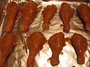 Змащуємо соусом ніжки і викладаємо на деко